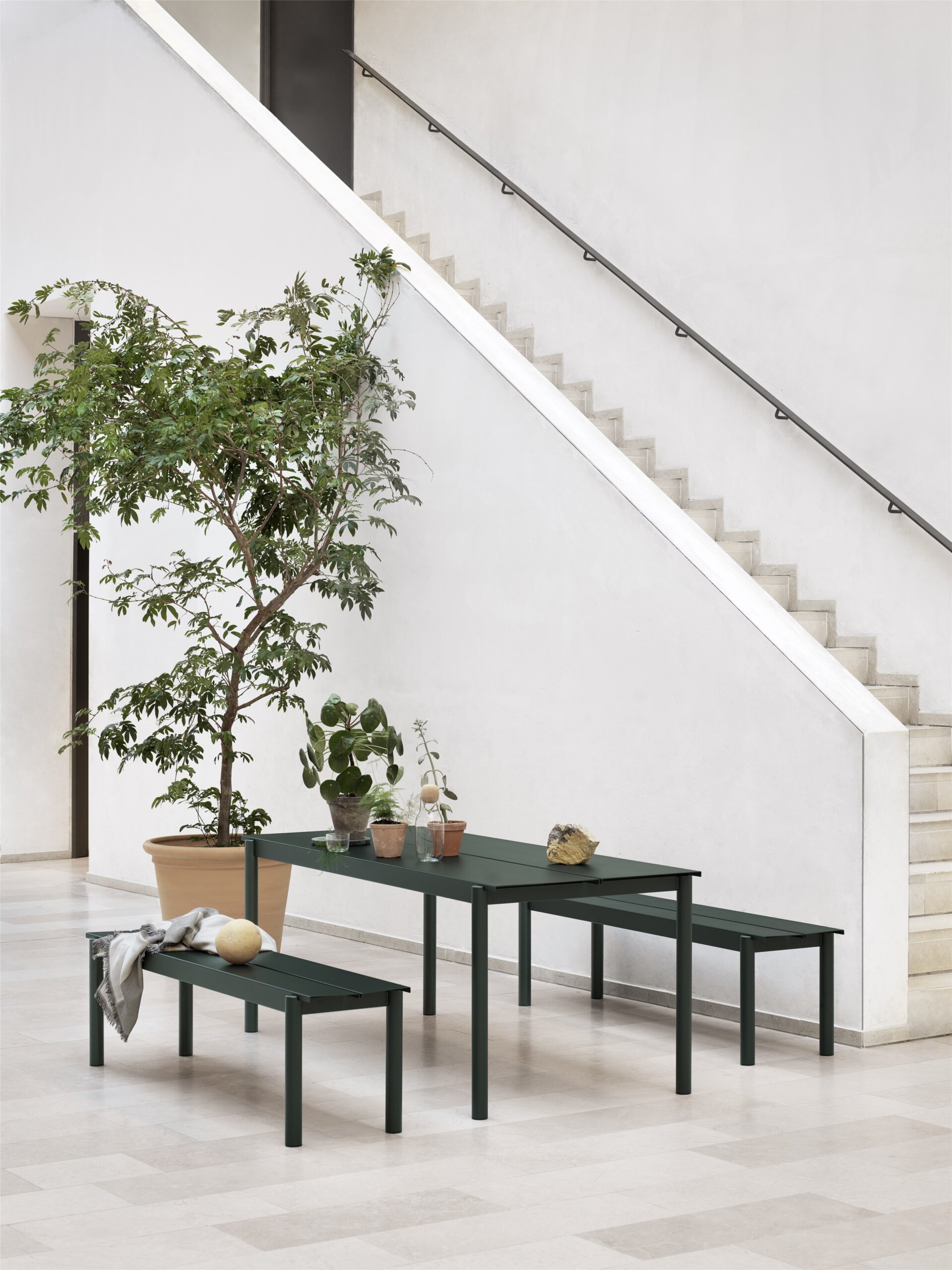 Linear-steel-series-table-bench-dark-green-Muuto-org_150.jpg